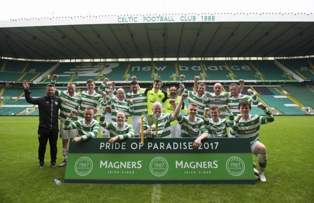 23/05/17 - 17052311 - MAGNERS  CELTIC PARK - GLASGOW  The winning team celebrate with the trophy.